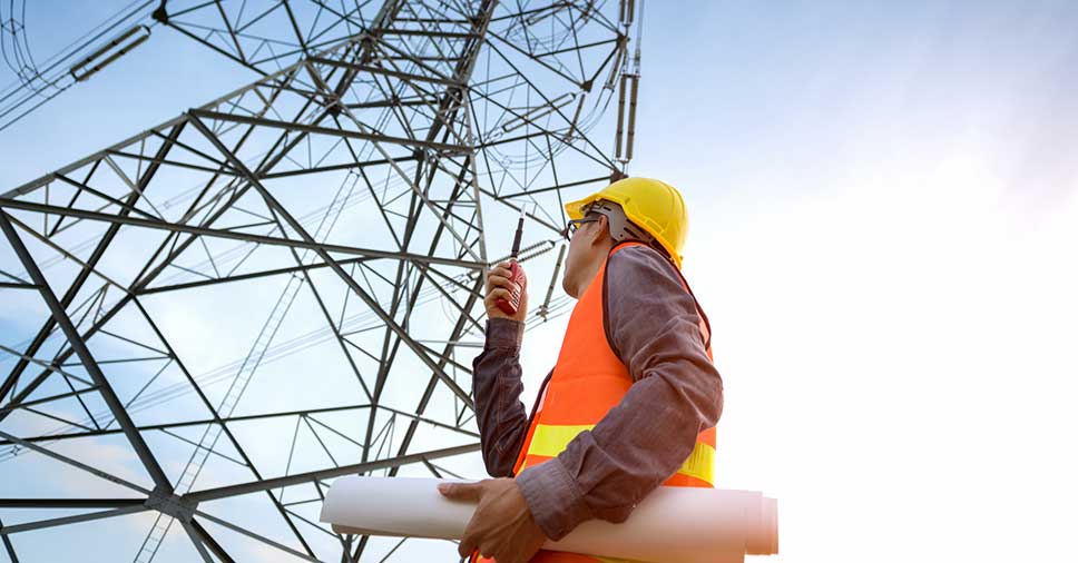 Vemos um eletricista. Saiba quais são as normas técnicas para instalações elétricas!