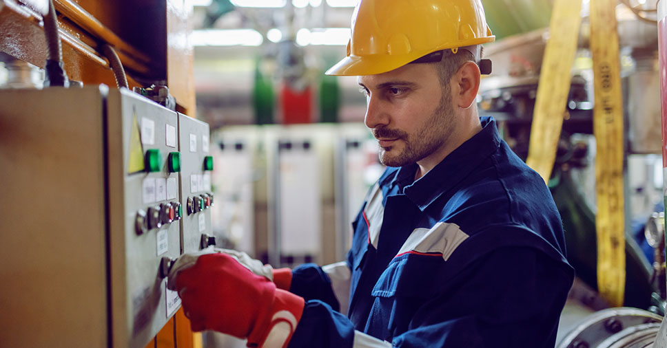 Vemos um profissional eletricista trabalhando. Ele deve conhecer os cuidados de segurança em instalações elétricas.